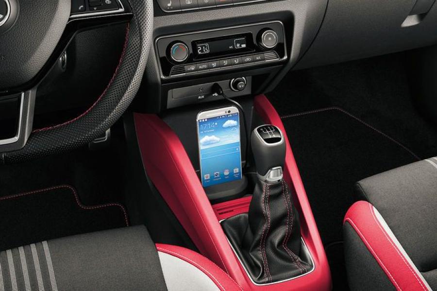 Детали интерьера Skoda Fabia Combi Monte Carlo 2015 года  (фото 9 из 9)